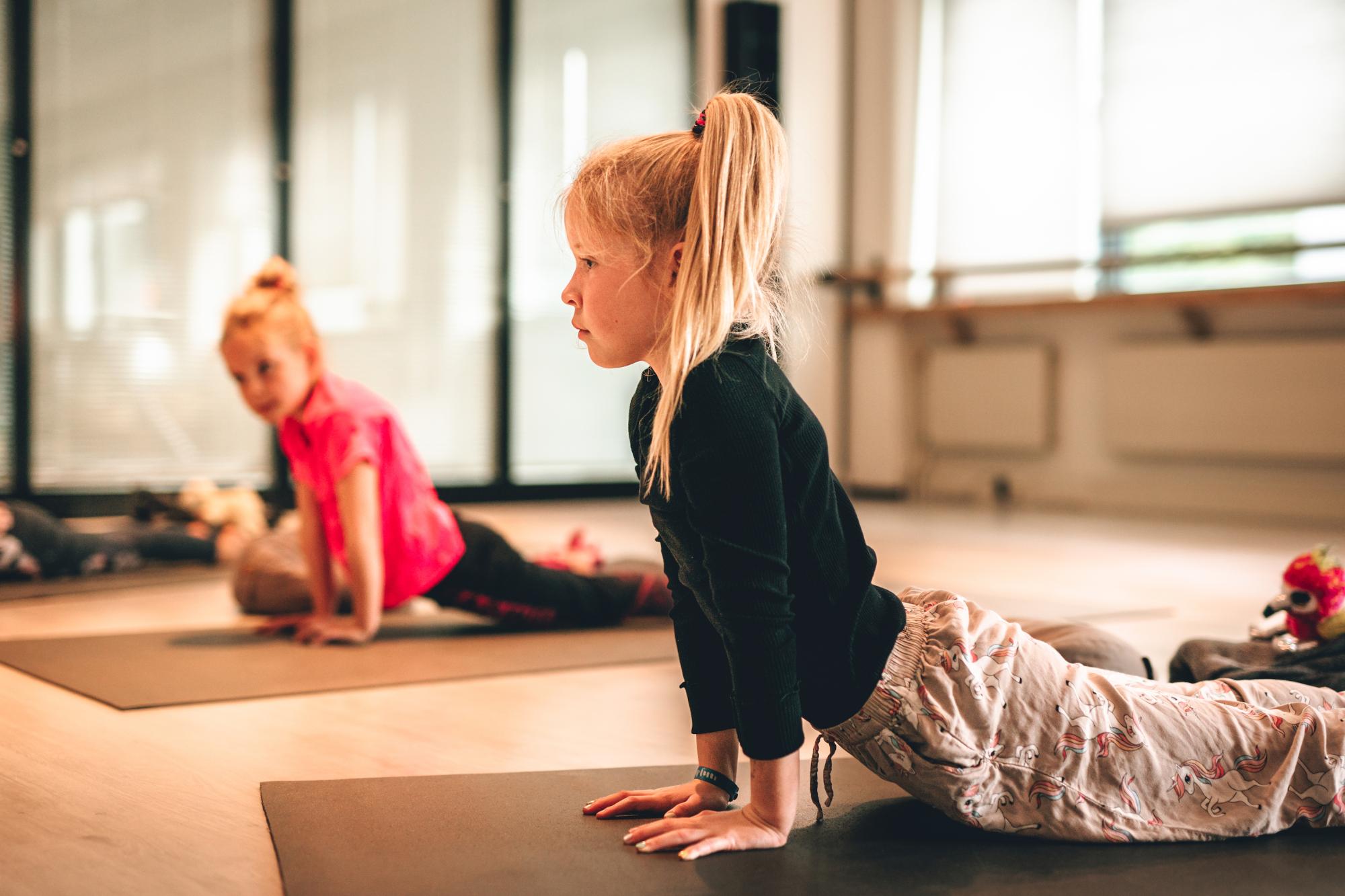 Kinderyoga upward facing dog